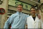 Sitges 17 Maart 2004 Ernie Brandts met zijn fysiotherapeut Toni