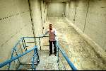 Barcelona, 18 Maart 2004
Ernie Brandts met op de achtergrond het nieuwe magazijn
waar binnen kort de voorraad koelers en flessen water komen te staan