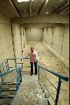 Barcelona, 18 Maart 2004
Ernie Brandts met op de achtergrond het nieuwe magazijn
waar binnen kort de voorraad koelers en flessen water komen te staan