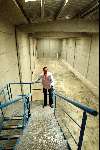 Barcelona, 18 Maart 2004
Ernie Brandts met op de achtergrond het nieuwe magazijn
waar binnen kort de voorraad koelers en flessen water komen te staan