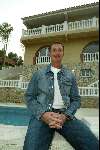 Barcelona, 18 Maart 2004
Ernie Brandts voor zijn huis en zwembad