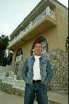 Barcelona, 18 Maart 2004
Ernie Brandts voor zijn huis en zwembad