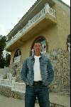 Barcelona, 18 Maart 2004
Ernie Brandts voor zijn huis en zwembad