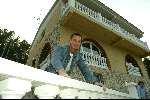 Barcelona, 18 Maart 2004
Ernie Brandts voor zijn huis en zwembad