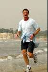 Barcelona, 16 april 2004
Ernie Brandts in zijn nieuwe land waar hij een nieuw bedrijf gaat starten lopend op het strand van Sitges