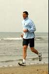 Sitges, 17 Maart 2004 Ernie Brandts lopend op het strand van sitges