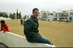 Barcelona, 16 april 2004
Ernie Brandts in zijn nieuwe land waar hij een nieuw bedrijf gaat starten hier bij het voetballen van het zoontje van z'n vriendin