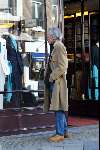 Amsterdam 3 maart 2004
Harry Mulisch winkelen in de pc Hooftstraat
