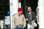 Amsterdam 3 maart 2004
Henk v Ulsen met vriend bij apotheek op Cornelis Schuytstraat
