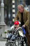 Amsterdam 27 maart 2004
Jack Spijkerman met zoontje  in rolstoel vanwege gebroken been