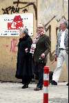 Amsterdam 27 maart 2004
Joop Braakhekke met moeder op PC Hooftstraat
