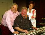 Weert, 29 Maart 2004
Marianne Weber met Johnny Hoes en Emile Hartkamp