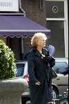 Amsterdam 27 maart 2004
Marjan Berk met bos bloemen op cornelis Schuyt