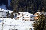 Lech 17 maart 2004
Prinses Maxima, Prins Willem Alexander en  Prinses Amalia   in Lech.  Het Chalet waar zij hun vakantie doorbrachten