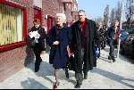 Eindhoven 03 Maart 2004 Minister Sybilla Dekker op weg naar een van de juist nieuw bewoonde huizen.
Stadsvernieuwing (herstructurering)