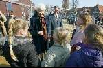 Eindhoven 03 Maart 2004 Minister Sybilla Dekker in gesprek met enkele kinderen uit de vernieuwde wijk Lakerlopen.
Stadsvernieuwing (herstructurering)