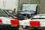 Amsterdam 9 maart 2004
Ramkraak bij ABN AMRO in Amsterdam. Geldauto en busje tegenover het huis van Tom Egbers. Janke Dekker is met geweer bedreigd. Overval
