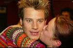 Hilversum 13 maart 2004
Finale Idols in studio 22 in Hilversum.
Robin met vriendin kussend