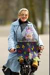 Amsterdam 16 maart 2004
Tatum Dagelet met Toy Travis op fiets in vondelpark