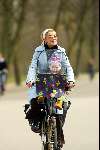 Amsterdam 16 maart 2004
Tatum Dagelet met Toy Travis op fiets in vondelpark