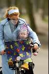 Amsterdam 16 maart 2004
Tatum Dagelet met Toy Travis op fiets in vondelpark