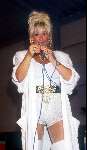 Connie Breukhoven als Vanessa tijdens een optreden 1987