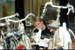 Amsterdam 29 maart 2003
Wim Kieft met ex vrouw Sylvia Kieft en haar nieuwe vriend op een terras