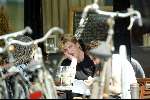 Amsterdam 29 maart 2003
Wim Kieft met ex vrouw Sylvia Kieft en haar nieuwe vriend op een terras