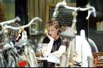 Amsterdam 29 maart 2003
Wim Kieft met ex vrouw Sylvia Kieft en haar nieuwe vriend op een terras