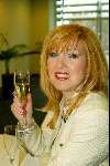 Amsterdam 14 maart 2004
Modeshow Paul Schulten in het Okura hotel.
Yvonne Keeley met een glaasje champagne