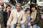 Biddingshuizen 25 maart 2005
opening Walibi World.
Dries Roelvink met vrouw en kinderen