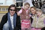 Biddingshuizen 25 maart 2005
opening Walibi World.
Erik de Zwart met vrouw en dochters