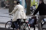 Amsterdam 26 maart 2005
Guus Hiddink met zijn vriendin op de fiets in Amsterdam