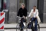 Amsterdam 26 maart 2005
Guus Hiddink met zijn vriendin op de fiets in Amsterdam
