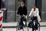 Amsterdam 26 maart 2005
Guus Hiddink met zijn vriendin op de fiets in Amsterdam
