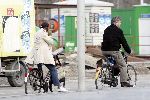 Amsterdam 26 maart 2005
Guus Hiddink met zijn vriendin op de fiets in Amsterdam