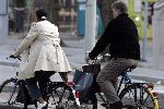 Amsterdam 26 maart 2005
Guus Hiddink met zijn vriendin op de fiets in Amsterdam