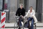 Amsterdam 26 maart 2005
Guus Hiddink met zijn vriendin op de fiets in Amsterdam
