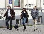 Amsterdam 16 maart 2005
Hans Teeuwen Theodoor Holman en Tara Elders wandelen met honden