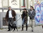 Amsterdam 16 maart 2005
Hans Teeuwen Theodoor Holman en Tara Elders wandelen met honden