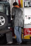 Amsterdam 15 maart 2005
Jeroen Pauw in jeep bij benzinestation.