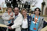 Biddingshuizen 25 maart 2005
opening Walibi World.
Mariska v Kolck met neefje (r) en vader en halfbroer