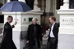 Amsterdam  11 maart 2005
 Richard Gere  verlaat Amstel hotel onder paraplu
