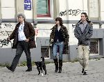 Amsterdam 16 maart 2005
Hans Teeuwen Theodoor Holman en Tara Elders wandelen met honden