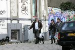 Amsterdam 16 maart 2005
Hans Teeuwen Theodoor Holman en Tara Elders wandelen met honden