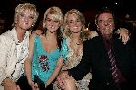 Utrecht 21 maart 2005
Tineke Schouten 25 jaar artiest en ze krijgt een koninklijke onderscheiding in het Jacobi theater.
Tineke met man Hans en dochters