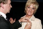 Utrecht 21 maart 2005
Tineke Schouten 25 jaar artiest en ze krijgt een koninklijke onderscheiding in het Jacobi theater.
Tineke met burgemeester van de Bilt