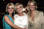 Utrecht 21 maart 2005
Tineke Schouten 25 jaar artiest en ze krijgt een koninklijke onderscheiding in het Jacobi theater.
Tineke met  dochters