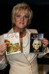 Utrecht 21 maart 2005
Tineke Schouten 25 jaar artiest en ze krijgt een koninklijke onderscheiding in het Jacobi theater.
Tineke met dvd's