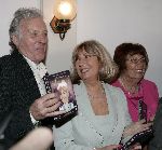 Amsterdam 14 maart 2005
Presentatie dvd de kleine waarheid in stationskoffiehuis.
Willeke Alberti met John Leddy,    Riek Schagen